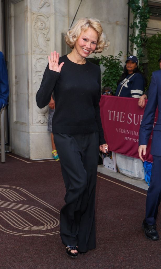 Pamela Anderson presume nuevo look a su salida de un hotel en Nueva York