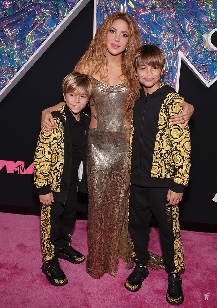 Shakira en los Grammy con sus hijos, Milan y Sasha, 2023