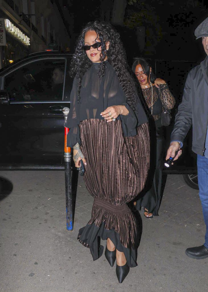 Rihanna fue vista entrando a un restaurante en París con la combinación de colores más elegante.