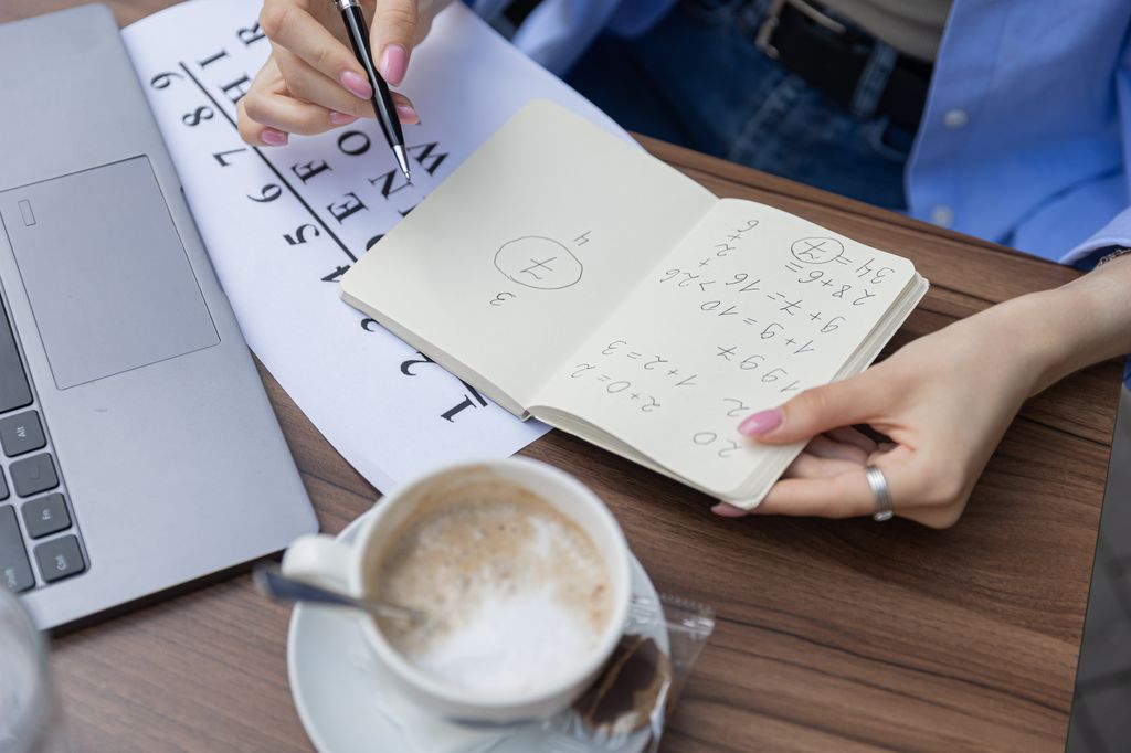 Chica numeróloga haciendo un cálculo según la numerología