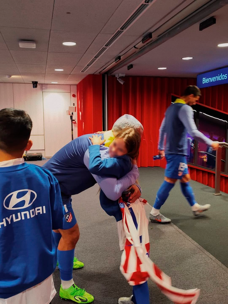 La pequeña Francesca junto a Antoine Griezmann