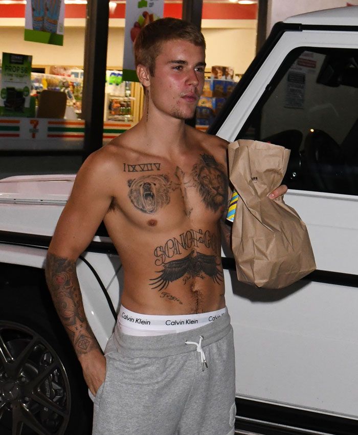 Justin Bieber con el torso desnudo cuando comenzaba a tatuarse