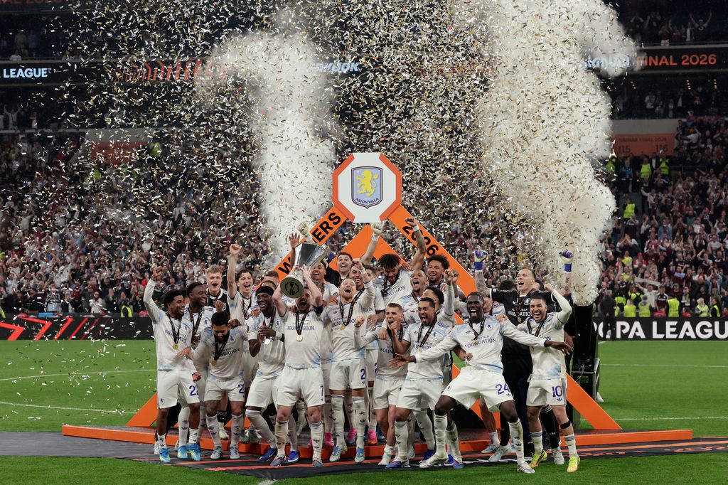 Unai Emery, celebrando con sus jugadores el triunfo del Aston Villa en la Europa League, el 20 de mayo de 2026 en el Tupras Stadium, Estambul (Turquía)