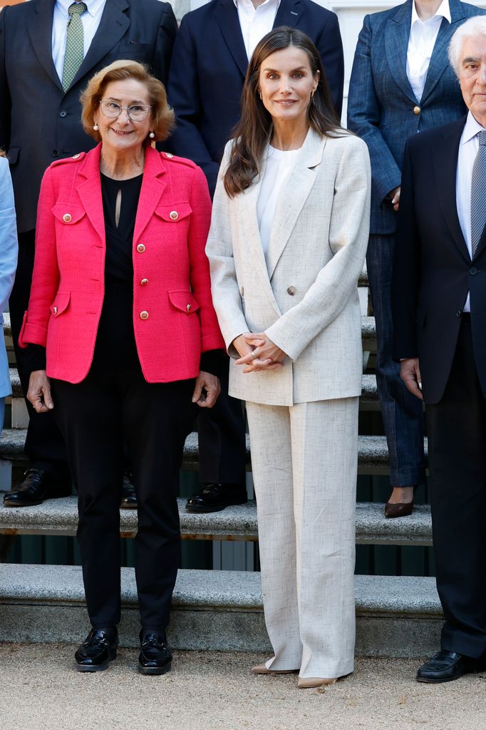 La reina Letizia sorprende con un traje de lino de Stradivarius