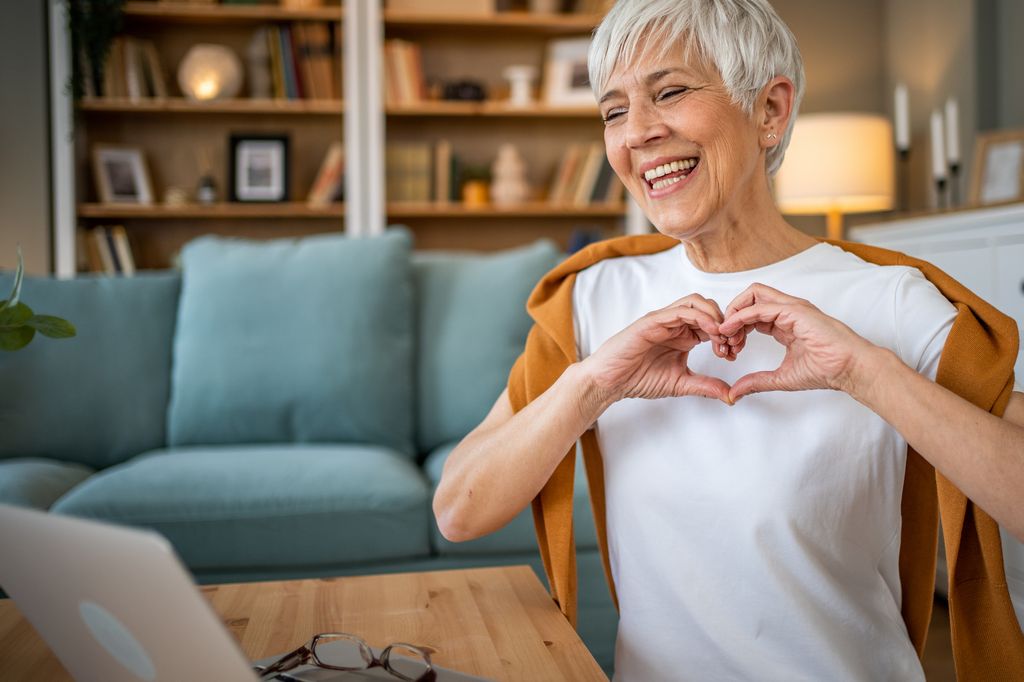 mujer madura haciendo el gesto de un corazón