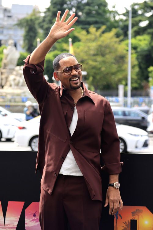 Will Smith saluda