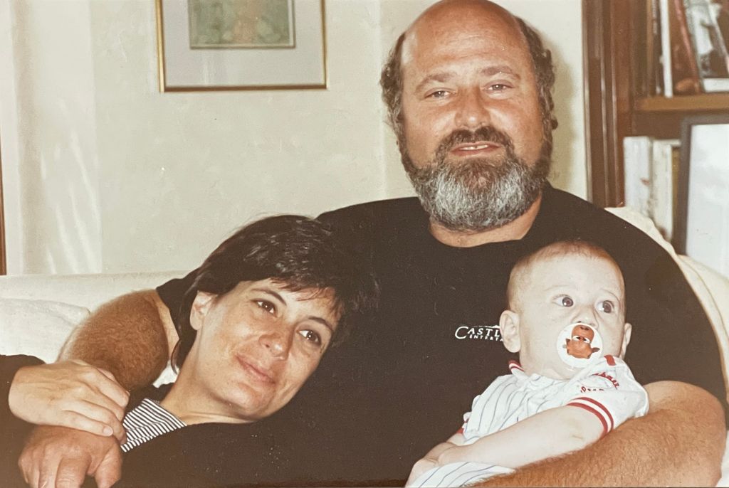 Jake Reiner compartió una nostálgica foto junto a sus padres de cuando era un bebé.