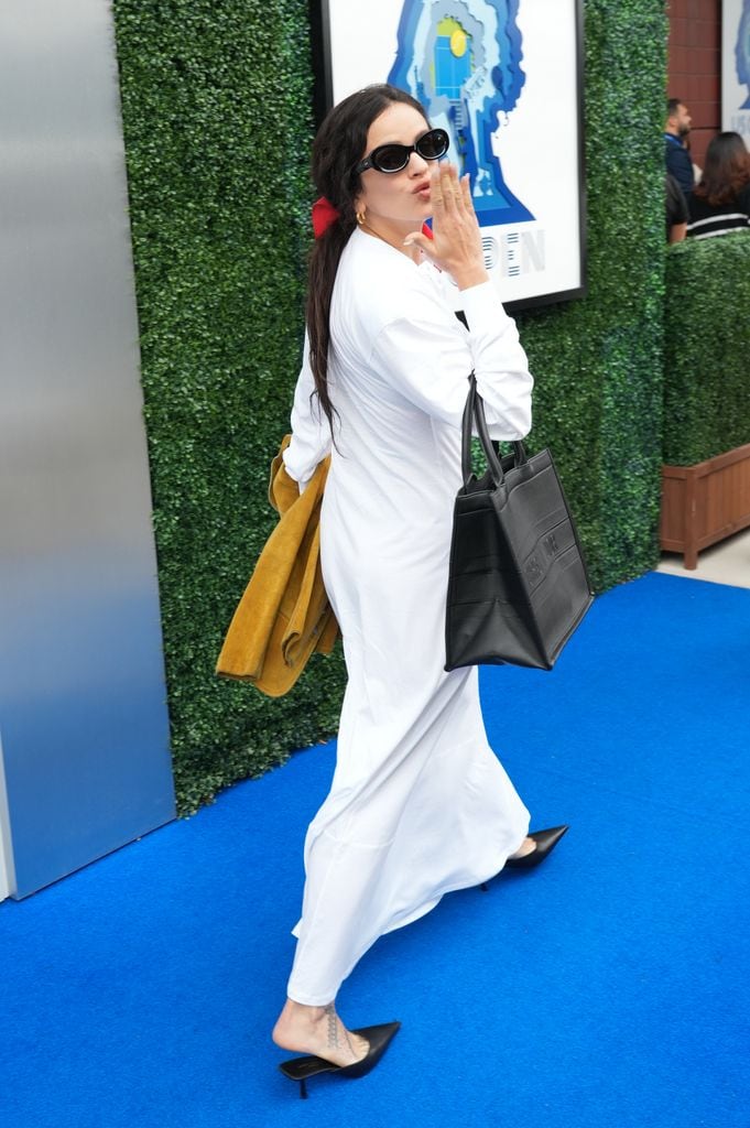 Rosalía asiste a la final del Tenis US Open con vestido blanco 