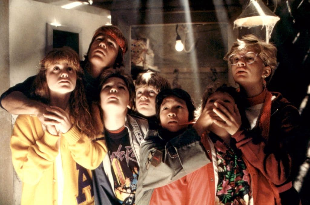 Kerri Green, Josh Brolin, Corey Feldman, Sean Astin, Ke Huy Quan, Jeff Cohen, y Martha Plimpton en1985
