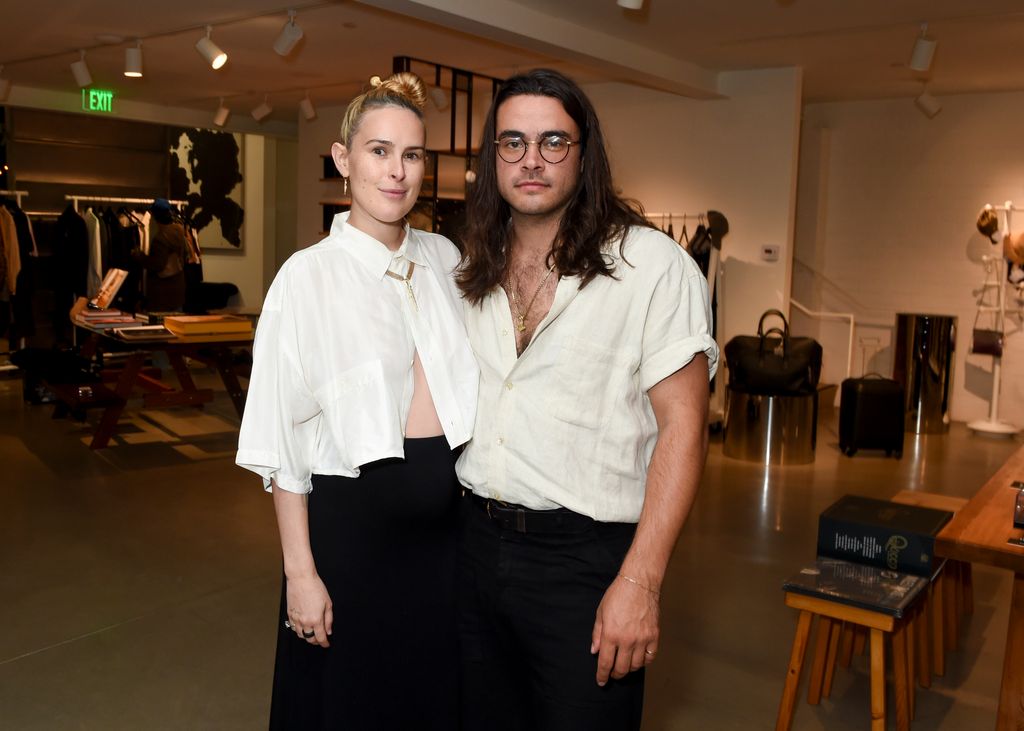 Rumer Willis y Derek Richard Thomas, padre de su hija, en una foto de archivo de 2023