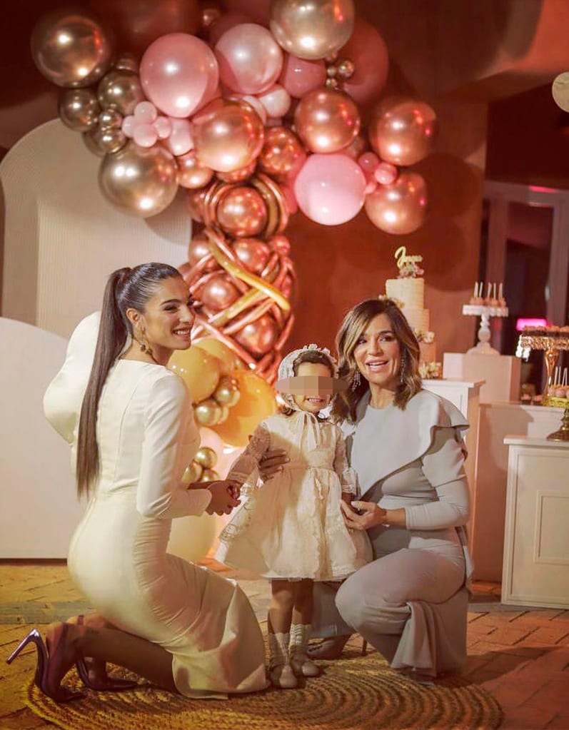 Raquel Bollo junto a su hija Alma Cortés y su nieta Jimena