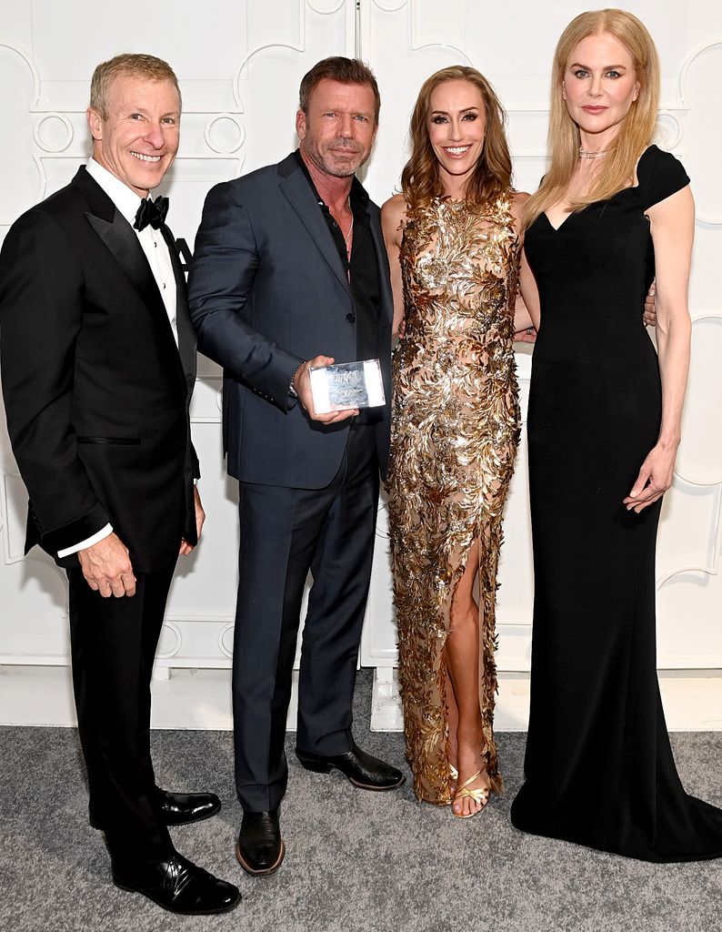 Scott Kirby, Taylor Sheridan, Kathleen Kirby y Nicole Kidman en la amfAR Dallas Gala, en Texas, el 4 de octubre de 2025