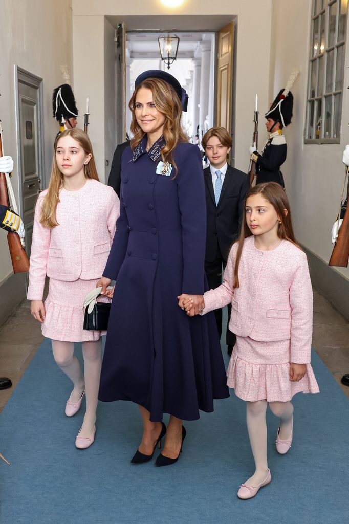 Magdalena de Suecia con sus hijas llegando a la misa del 80 cumpleaños del rey Carlos Gustavo en el Palacio Real de Estocolmo, el 30 de abril de 2026