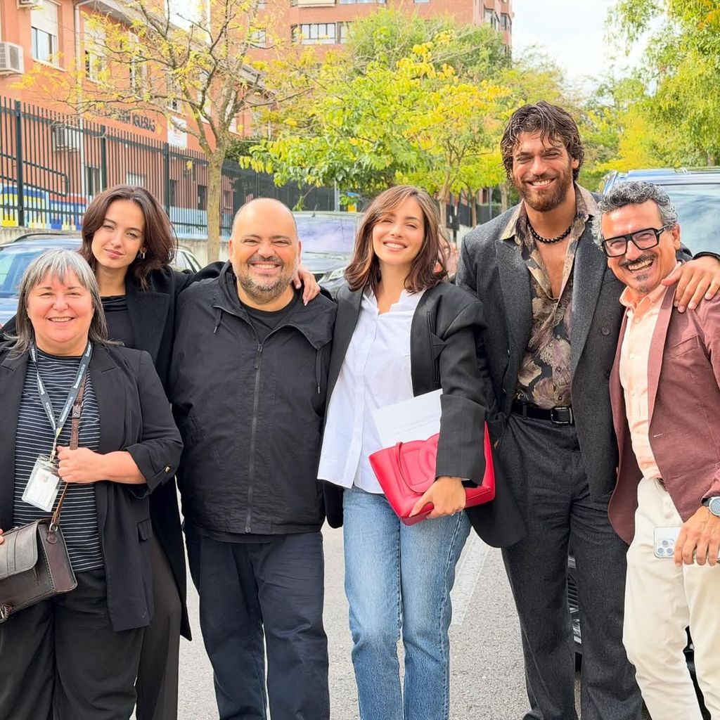 Can Yaman junto a parte del equipo de 'El laberinto de las mariposas'