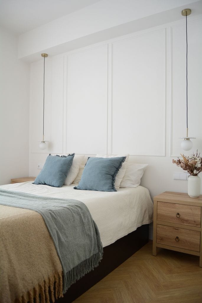 Dormitorio de estética depurada en el que nada sobra ni falta