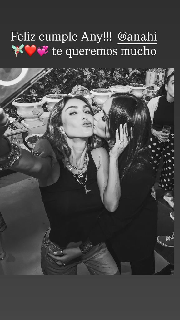 Dulce María felicitó a Anahí por su cumpleaños 43