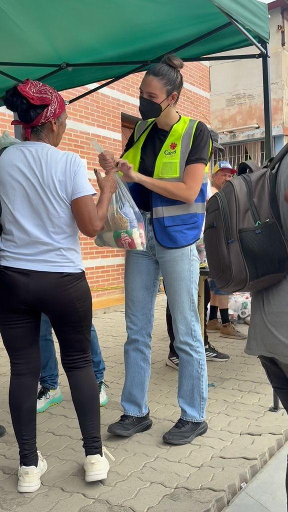 Clara Vegas Goetz en plena labor humanitaria, días después de los devastadores sismos en Venezuela. 