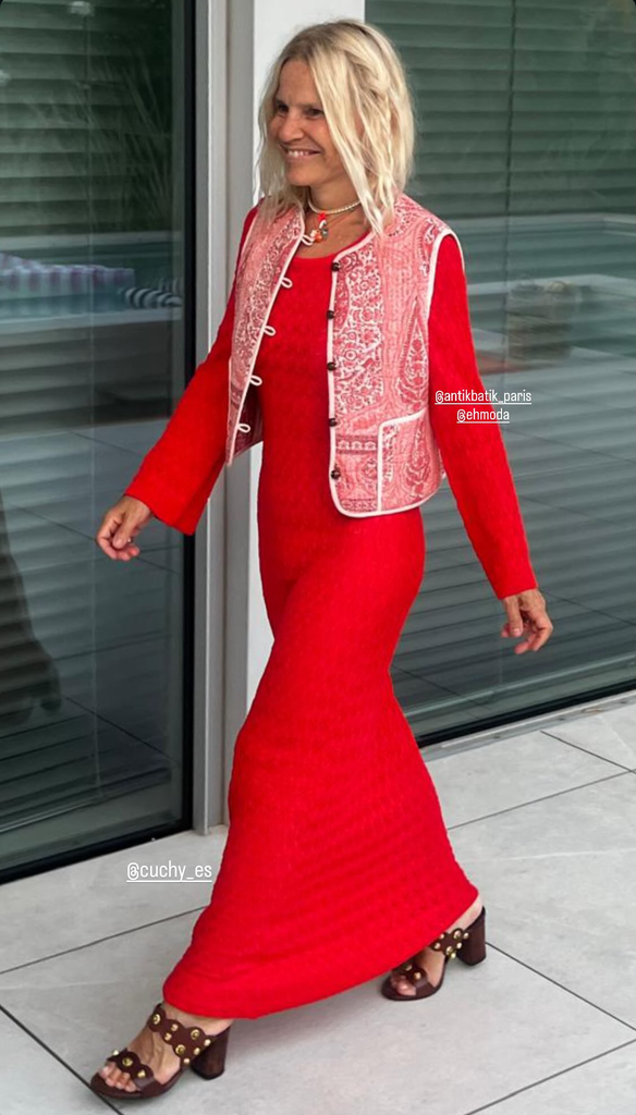 Eugenia Martínez de Irujo con vestido rojo y chaleco bohemio