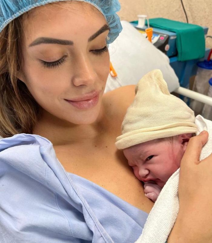 Ingrid Sanz con la recién nacida Micaela