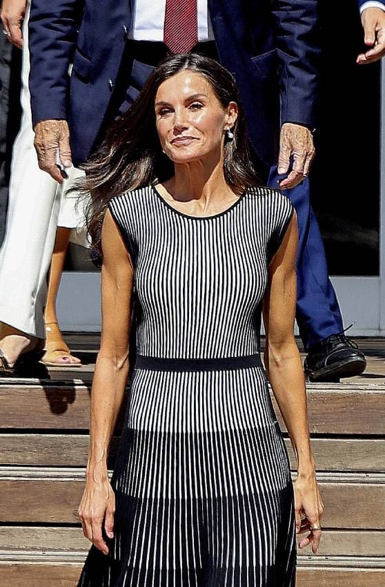 Doña Letizia con un vestido a rayas