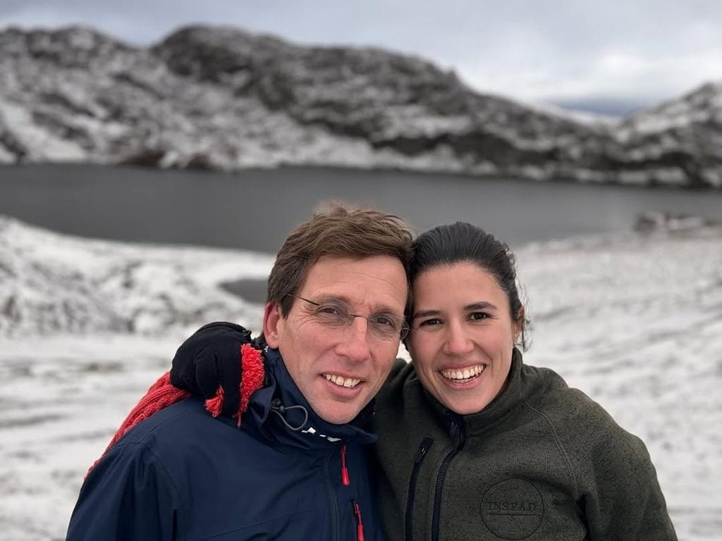Martínez-Almeida con Teresa Urquijo