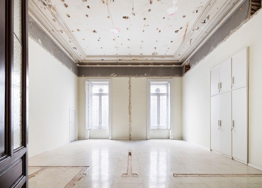 El Espacio ITA se transforma en una suite que explora la noche no como ausencia de luz, sino como escenario cultural. Una estancia donde la arquitectura clásica se preserva con respeto,
pero se reinterpreta desde una sensibilidad contemporánea profundamente material bajo una paleta cromática de colores neutros