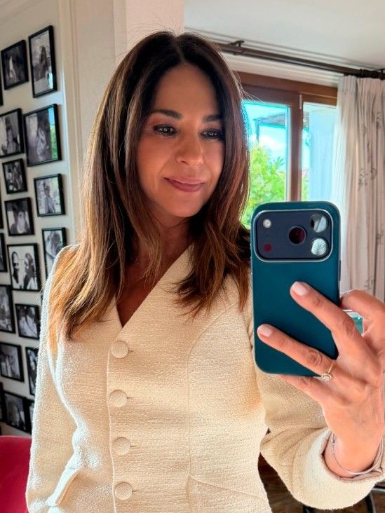 Mariló Montero, de blanco, con una chaqueta clásica de tweed.