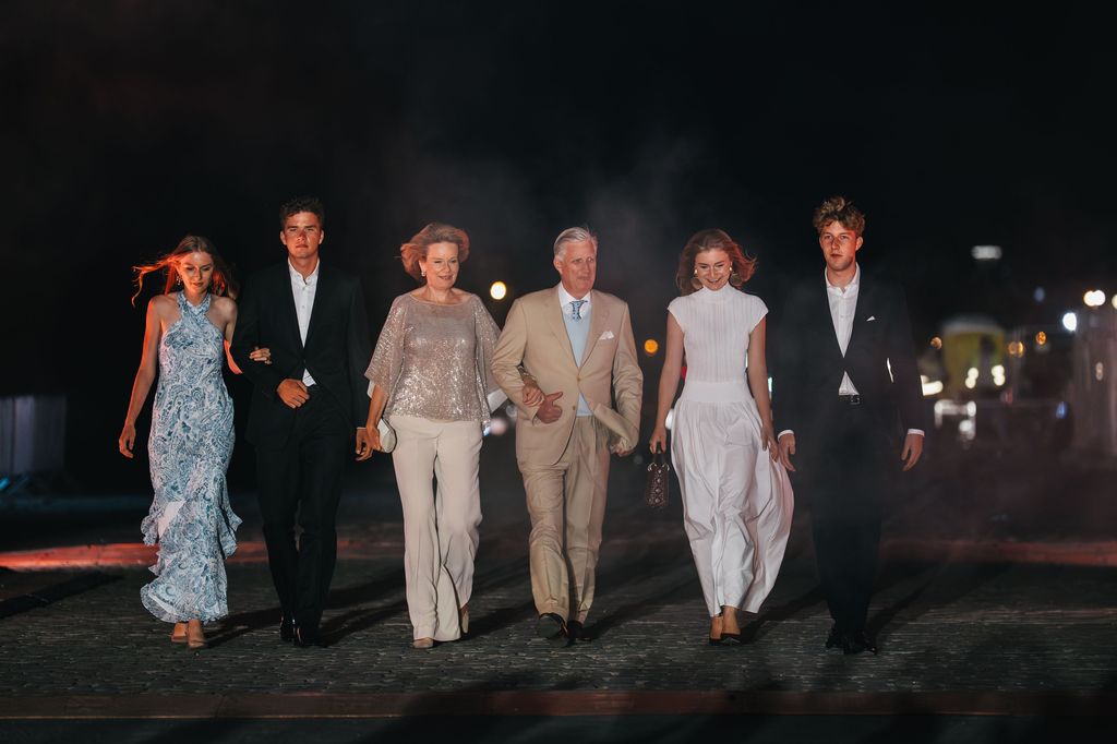 Los reyes Felipe y Matilde de Bélgica con sus 4 hijos en los actos del Día Nacional