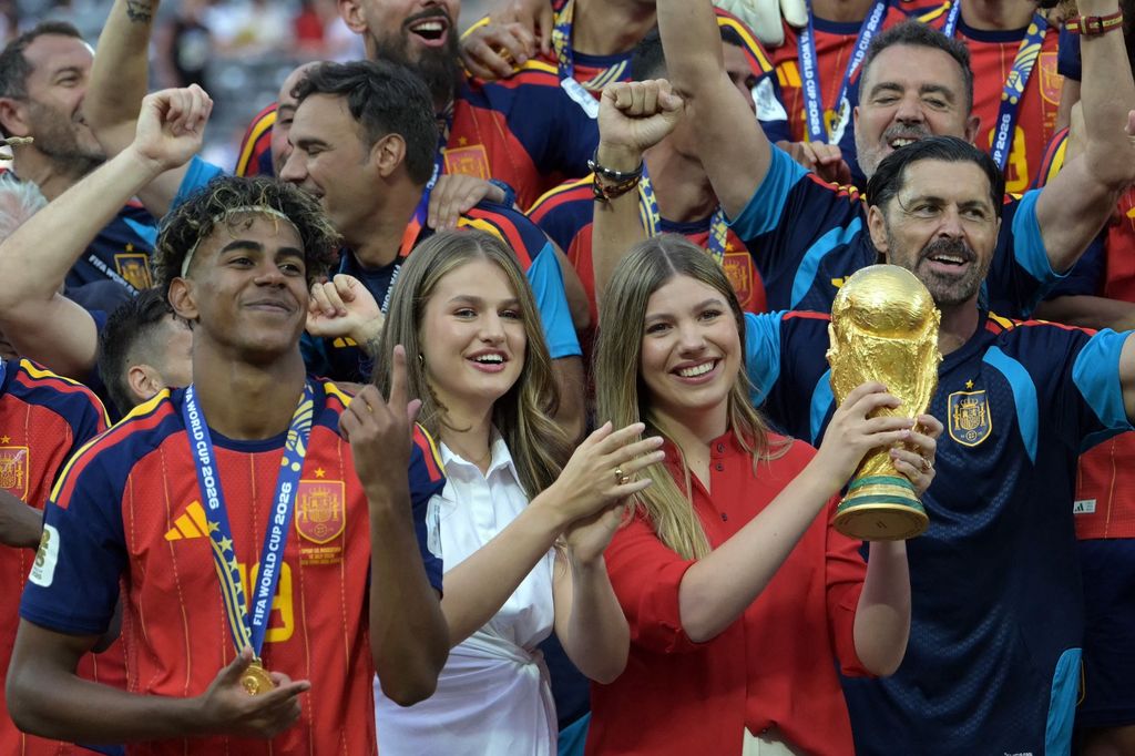 La infanta Sofía, junto a su hermana, alzando la copa