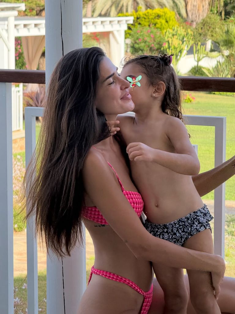 Madre e hija, en un momento de complicidad