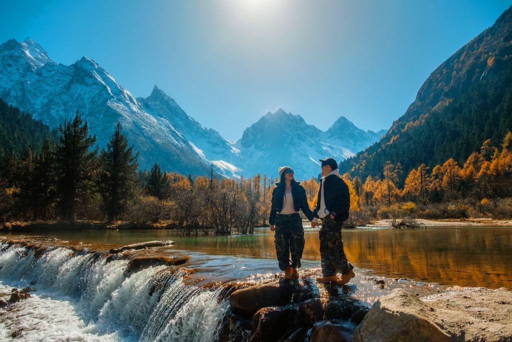 Pareja en la montaña de vacaciones