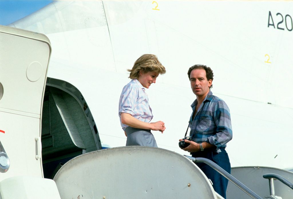 Richard Dalton, con la princesa Diana en la puerta de un avión. El peluquero peinó a la madre de los príncipes Guillermo y Harry durante una década
