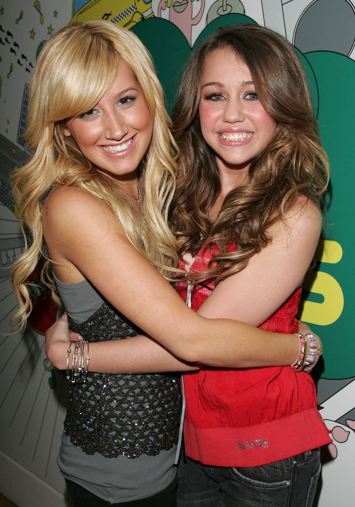 Miley Cyrus and Ashley Tisdale en los MTV's en 2006