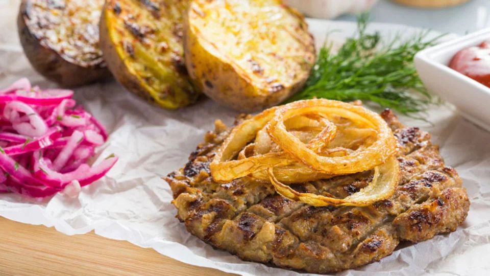 Hamburguesas de cordero con falsas patatas fritas