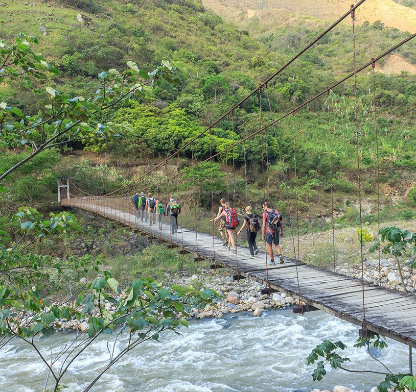 Cómo viajan los millenials, cruzando un puente colgante en Perú