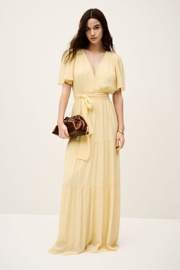Vestido de invitada de color amarillo mantequilla