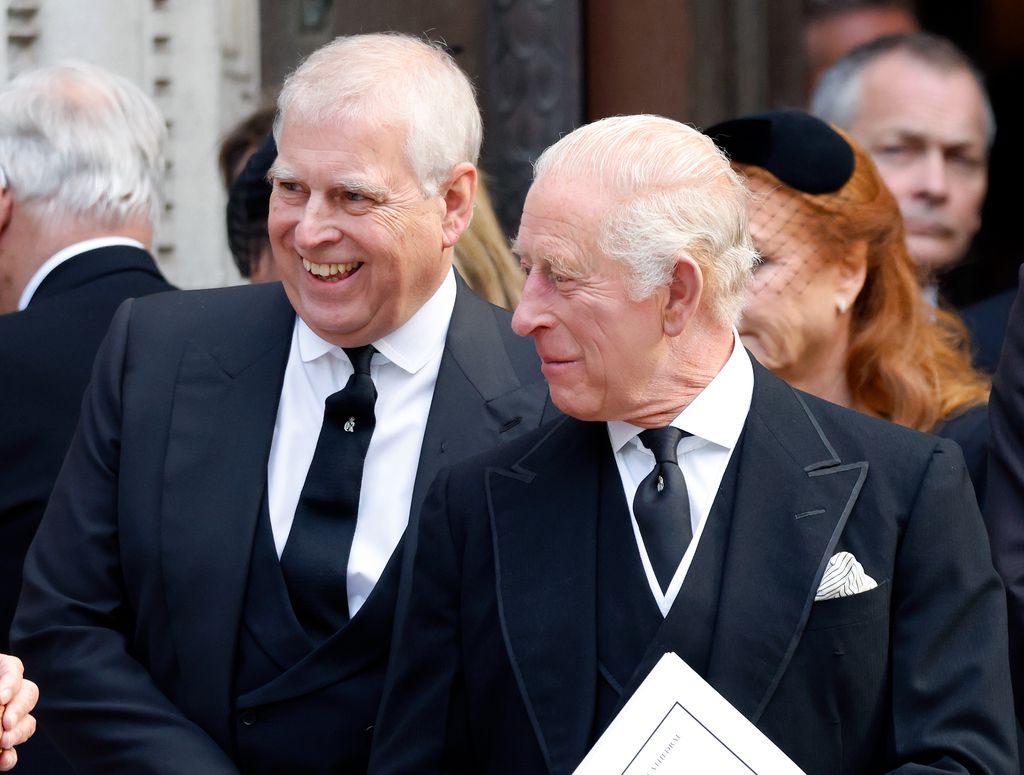 El príncipe Andrés y su hermano, el rey Carlos III