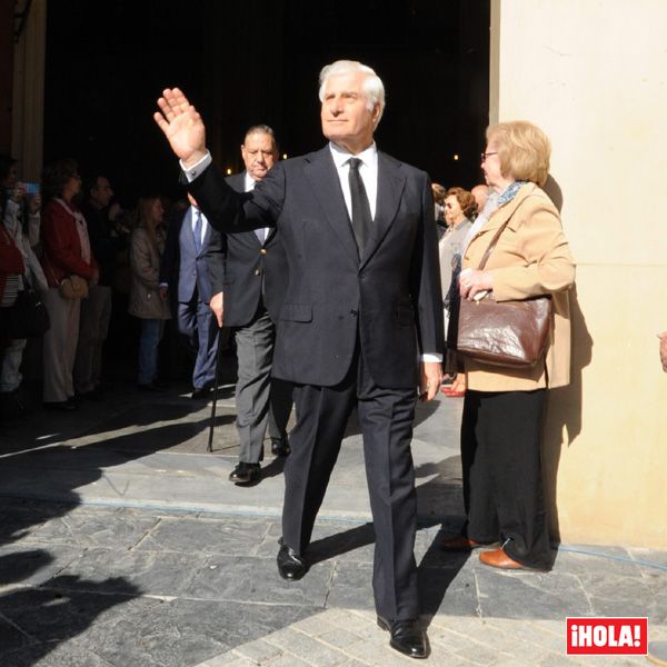 El actual duque de Alba ha salido del templo muy emocionado y agradeciendo a los sevillanos el cariño que sienten por su madre
