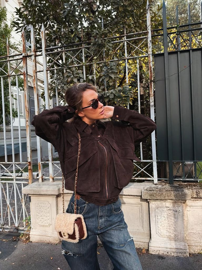 Alice Campello con chaqueta de ante marrón 