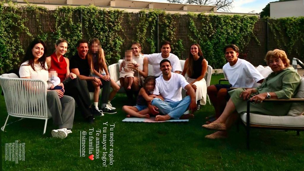 Diego Simeone junto a su familia. La imagen con la que su mujer, Carla Pereyra, le ha felicitado por su cumpleaños.