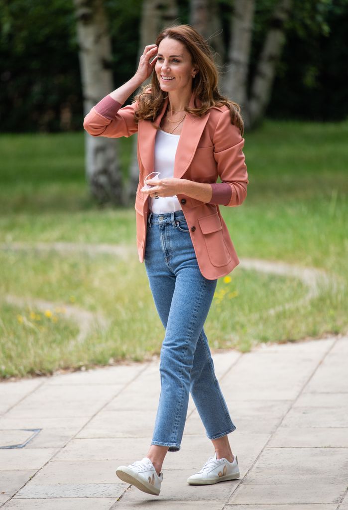 Kate Middleton con zapatillas blancas en Londres, 2021.