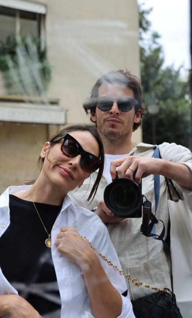 Tamara Falcó con look de básicos en París