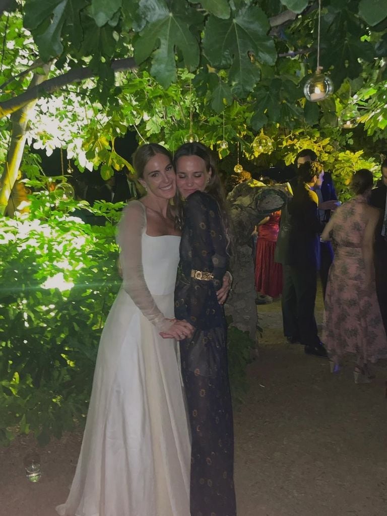 Claudia Osborne, una invitada boho con su vestido en la boda de Victoria Ortiz