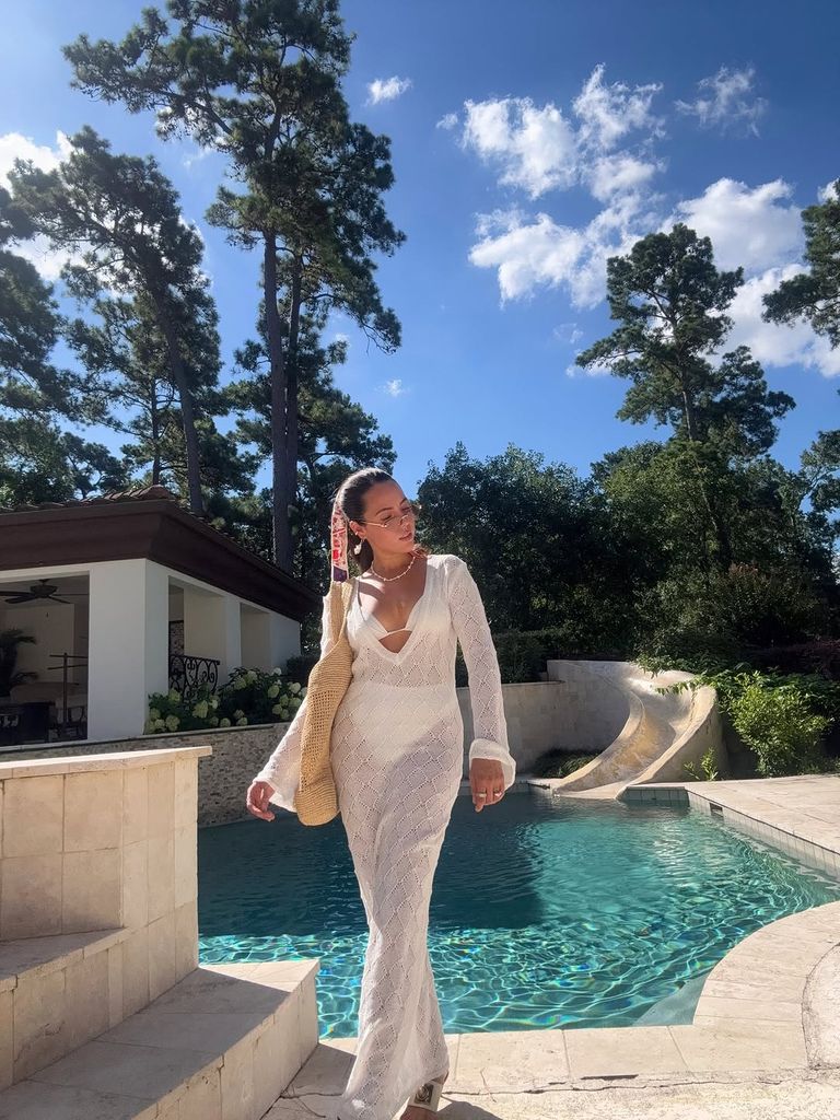 Aneliz Aguilar modeló el cover up de la marca Revolve.