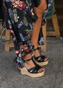 Carla Goyanes con cuñas de esparto.