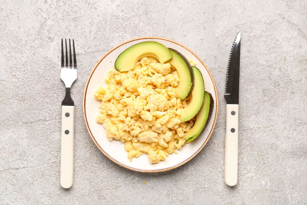 Huevos revueltos y aguacate 