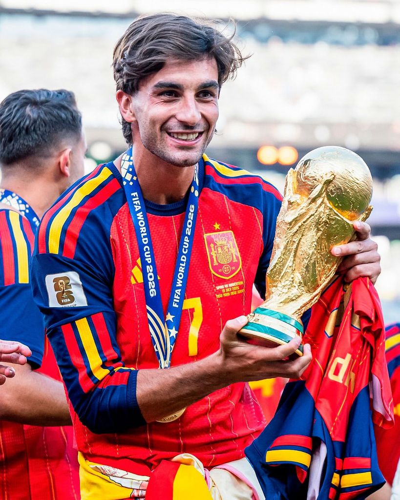 Ferran Torres con la Copa del Mundo