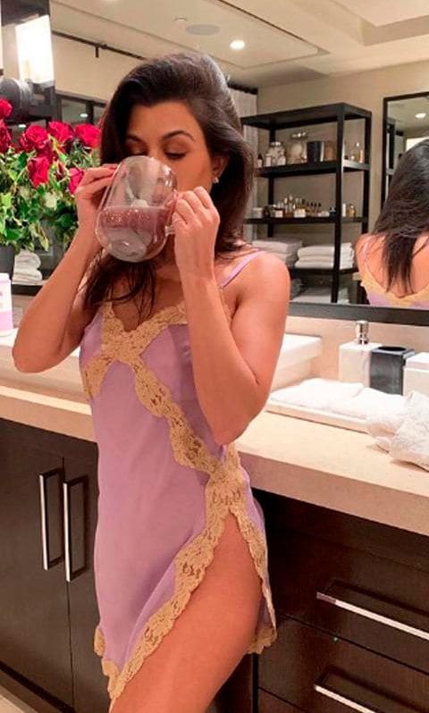 Kourtney tomando su bebida de colágeno antes de dormir