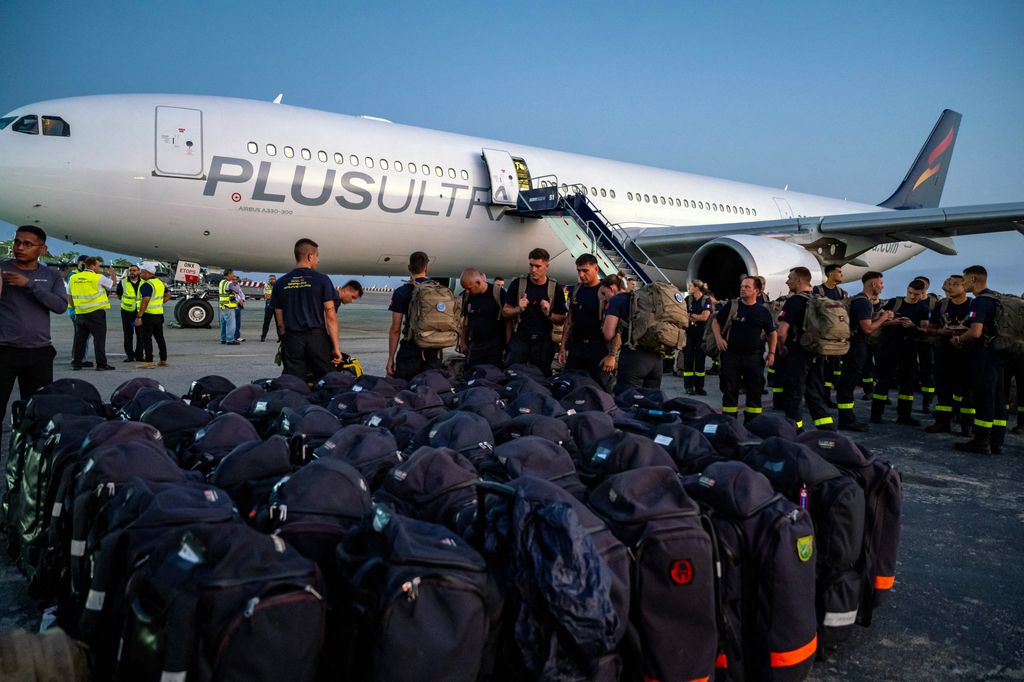 Elementos del Regimiento de Instrucción e Intervención de la Seguridad Civil francesa llegan al aeropuerto Simón Bolívar en Maiquetía, La Guaira el 27 de junio para ayudar en las operaciones de rescate en los terremotos que devastaron La Guaira. 