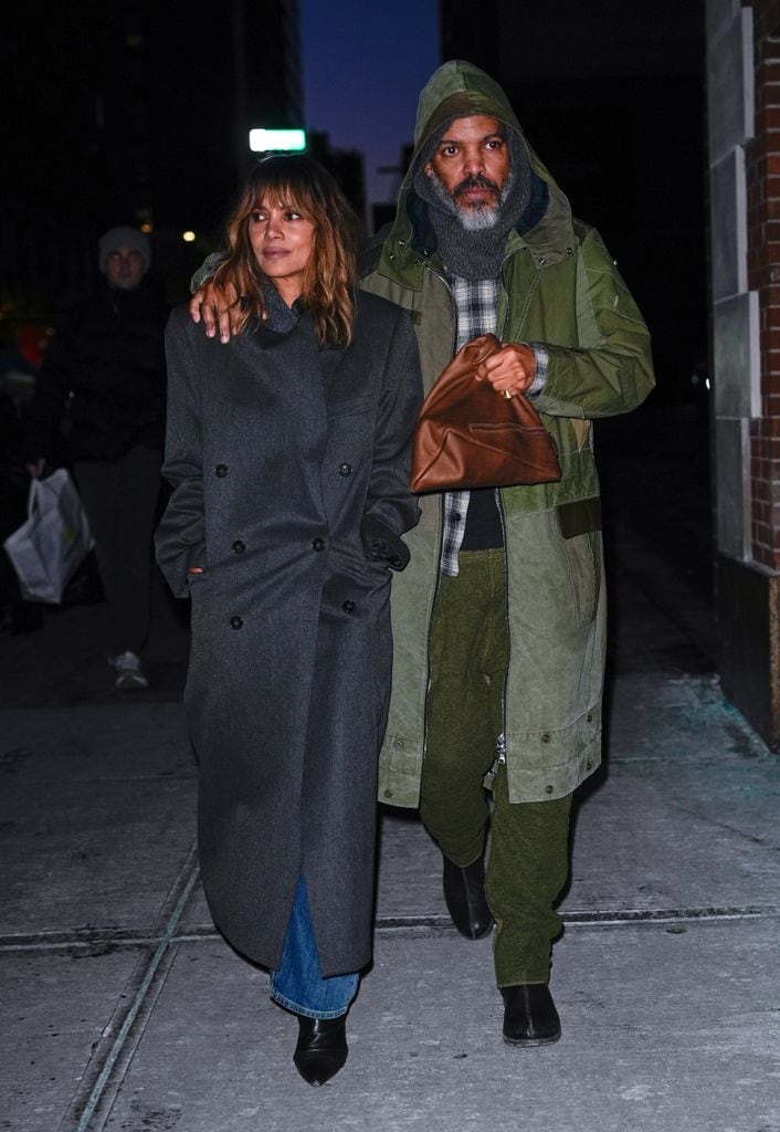 El detalle que demuestra que es todo un caballero: él coge el bolso para que ella pueda guardar sus manos en el bolsillo para no tener frío